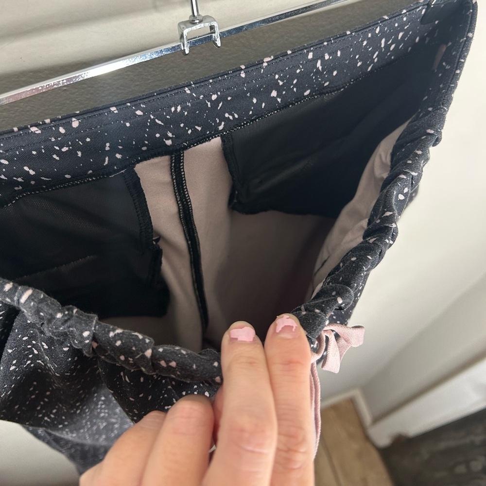 Lululemon Jet Crop (Slim) *Luxtreme Butterfly Texture Mink Berry Black Pant Sz 6 - Picture 11 of 11